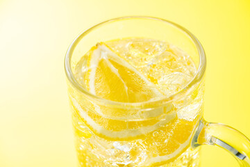レモン酎ハイ　クローズアップ　黄色