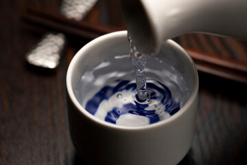 徳利の日本酒を猪口に注ぐ