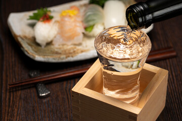 寿司と日本酒の盛りこぼし（もっきり）