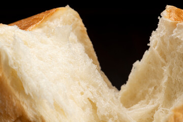 焼きたての食パンを半分に割る