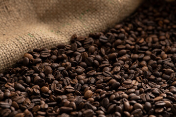 麻袋にたくさんのコーヒー豆