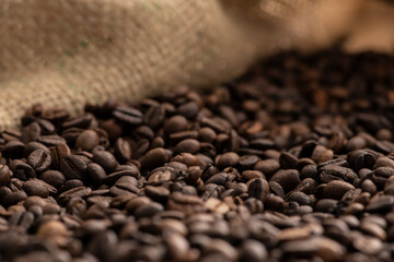 麻袋にたくさんのコーヒー豆