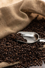 麻の袋にコーヒー豆とスコップ