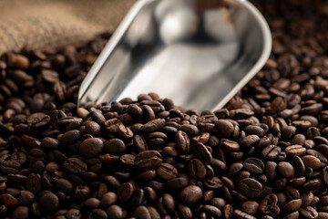 麻の袋にコーヒー豆とスコップ