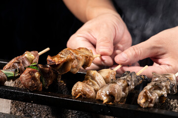 炭火焼き鳥を焼く職人