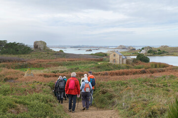 groupe de randonneurs seniors en Bretagne