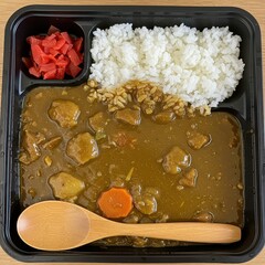 Japanese Curry Bento with Rice and Pickles in Plastic Tray, Ready-to-Eat Lunch, Asian Convenience Meal, Fast Food, Office Lunch, Takeout, Supermarket Product, Food Delivery Concept
