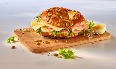 Donut mit Kaese und Pute und Ei belegt, Bagel belegt, frühstück,  Käse, Schinken, 
