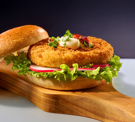 Kabeljauburger mit Radieschen und Salat auf Holzbrett, Fischburger, Burger, Salat, 