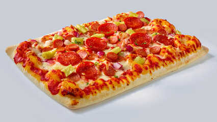 Rechteckige Pizza mit Salami, Salamipizza, eckige Pizza, isoliert, Tomatensauce, Mozzarella, 