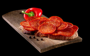 Salamibrot mit Snackpaprika auf Holzbrett, Brotzeit, Paprikasalami, Wurst, Scheiben
