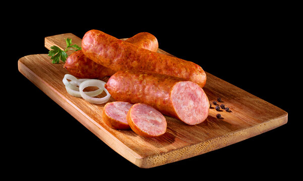 Schlesische Wurst mit Zwiebelringen auf Holzbrett mit Griff, Aufschnitt, Brotzeit, herzhaft, Fleisch, ger&auml;uchert, 