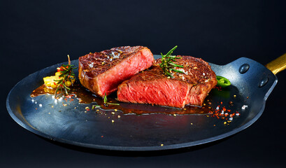 entrecote mit Rosmarin in Bratpfanne, Fleisch, gebraten, Bratpfanne, medium, Fleischanschnitt, 