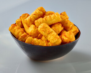 Kroketten in schwarzer Steingutschale., Kartoffeln, Kroketten, isoliert, herzhaft, 