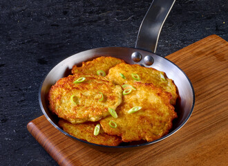 Reibekuchen in schwarzer Pfanne, Eisenpfanne, Kartoffelpuffer, gebraten, Pfannengericht, 