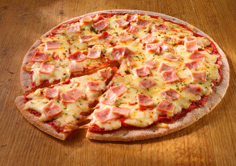 Pizza mit Schinken und Kaese, Pizza, Italien, isoliert, Pizzaslice, 