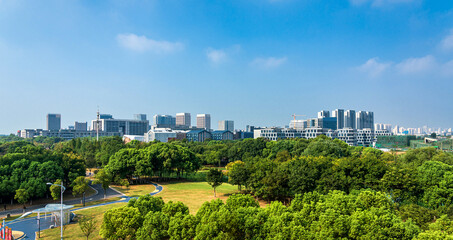Fototapeta premium Urban Oasis: A Serene Landscape Blending Nature and Modern Architecture