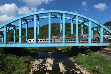 台湾の鉄橋と電車