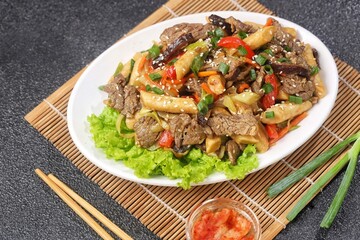 Gungjung tteokbokki (royal rice cake) or ganjang tteokbokki (rice cake with soy sauce), tastes more like another famous Korean food, japchae.