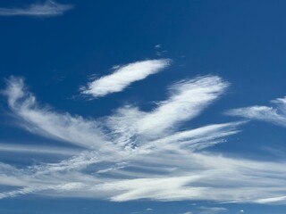 Chmury, niebo, komin. © Maciej G. Szling