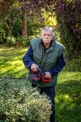 Obraz premium Active senior man doing yardwork