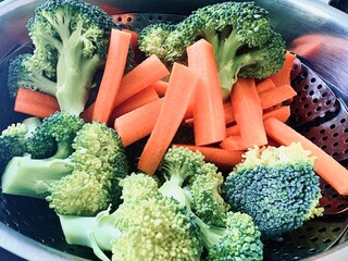 Broccoli und Karotten im Topf garen