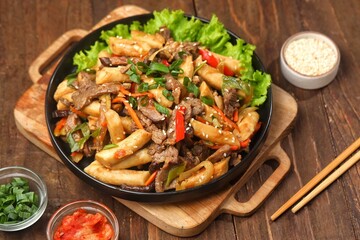 Gungjung tteokbokki (royal rice cake) or ganjang tteokbokki (rice cake with soy sauce), tastes more like another famous Korean food, japchae.