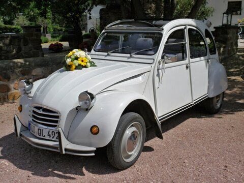 White Citro&euml;n 2CV wedding car with flower bouquet