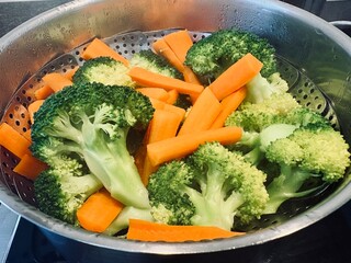 Broccoli und Karotten im Topf garen