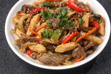 Gungjung tteokbokki (royal rice cake) or ganjang tteokbokki (rice cake with soy sauce), tastes more like another famous Korean food, japchae.