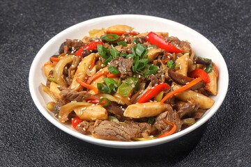 Gungjung tteokbokki (royal rice cake) or ganjang tteokbokki (rice cake with soy sauce), tastes more like another famous Korean food, japchae.