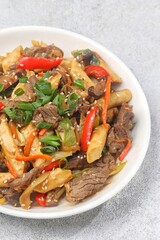 Gungjung tteokbokki (royal rice cake) or ganjang tteokbokki (rice cake with soy sauce), tastes more like another famous Korean food, japchae.