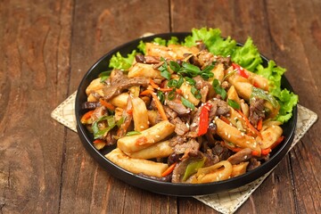 Gungjung tteokbokki (royal rice cake) or ganjang tteokbokki (rice cake with soy sauce), tastes more like another famous Korean food, japchae.