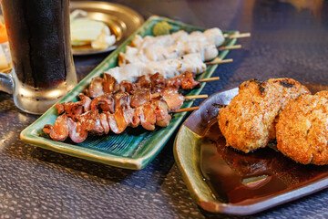 美味しそうな焼き鳥（レバー）と冷たいビール