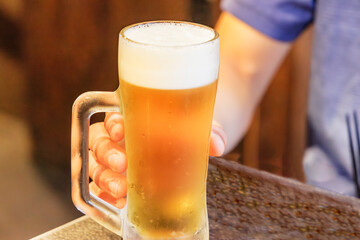 ビール（ジョッキ）を手に持つ青年