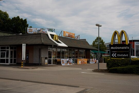 McDonald&rsquo;s Restaurant in Dinkelsb&uuml;hl mit Einfahrtsschild