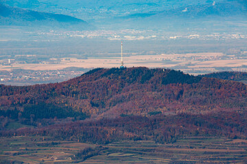 Blick auf den Kaiserstuhl, Breisgau, vom Schauinsland aus, im Herbst, mit VOgesen im Hintergrund, Frankreich