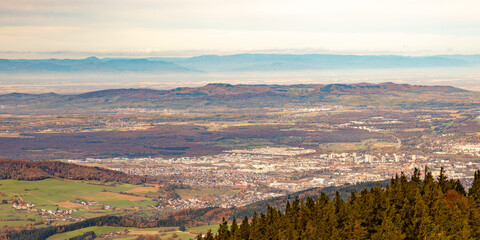 Blick zum Kaiserstuhl (Breisgau), &uuml;ber Freiburg hinweg, mit den Vogesen im Hintergrund (Frankreich), vom Schauinsland aus