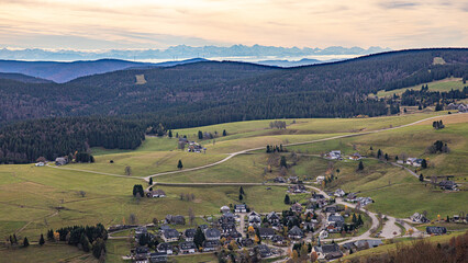 Alpenblick vom Schauinsland &uuml;ber den Schwarzwald, das Rheintal bis hin zu den Berner Alpen