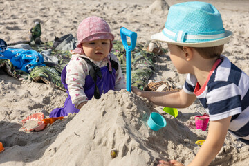 Familientag am Ostsee-Strand, Geschwister spielen im Sand von Markgrafenheide