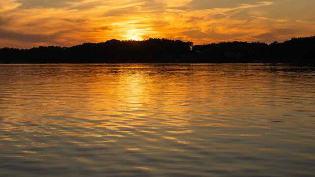 Sonnenuntergang &uuml;ber dem R&ouml;ddelinsee in Brandenburg bei Templin