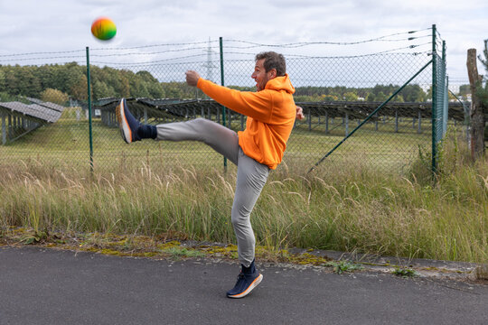 Papa spielt mit seinen Kindern Ball