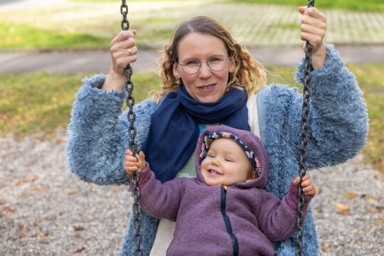 Mama mit Tochter auf der Schaukel