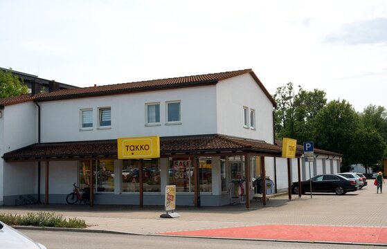 Takko Fashion Filiale in Dinkelsb&uuml;hl &ndash; Au&szlig;enansicht des Bekleidungsgesch&auml;fts