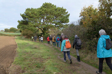 Groupe de randonneurs sur le GR34 en Bretagne - France