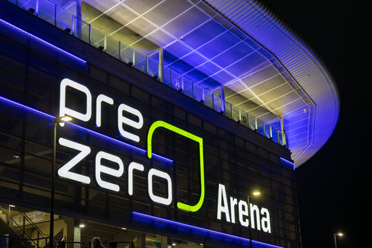 Au&szlig;enaufnahme der beleuchtenden Pre-Zero Arena in Sinsheim bei Dunkelheit