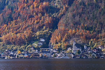 Blick über den See auf die Stadt Hallstatt in Oberösterreich