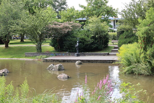 Blick auf den Schlossteich im Zentrum der Stadt Hanau	
