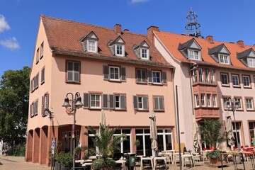 Fototapeta premium Historisches Gebäude im Zentrum der Stadt Hanau im Main-Kinzig-Kreis