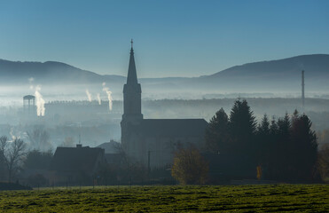 Jesienny, mglisty poranek, widok na Beskidy ze wzgórza Kaplicówka w Skoczowie. Polska. © mycatherina